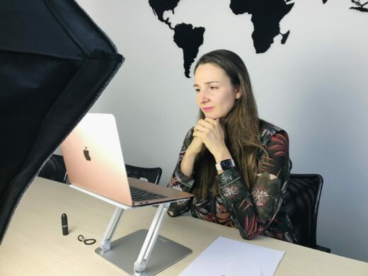 CEO Foreigners Andrea Tkačuková během květnového webináře.